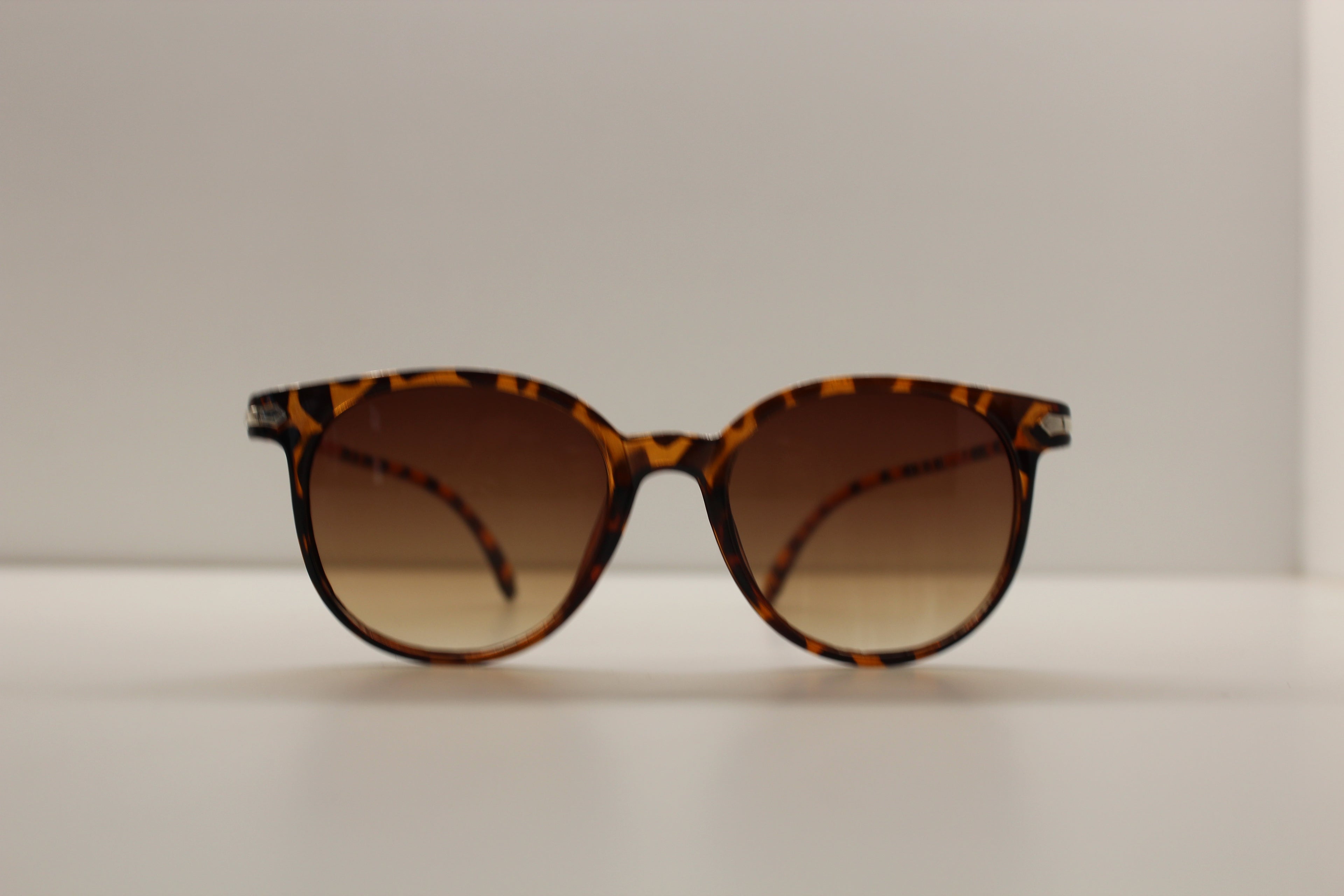 Sunglasses - with pouch & mini microfibre cleaning cloth