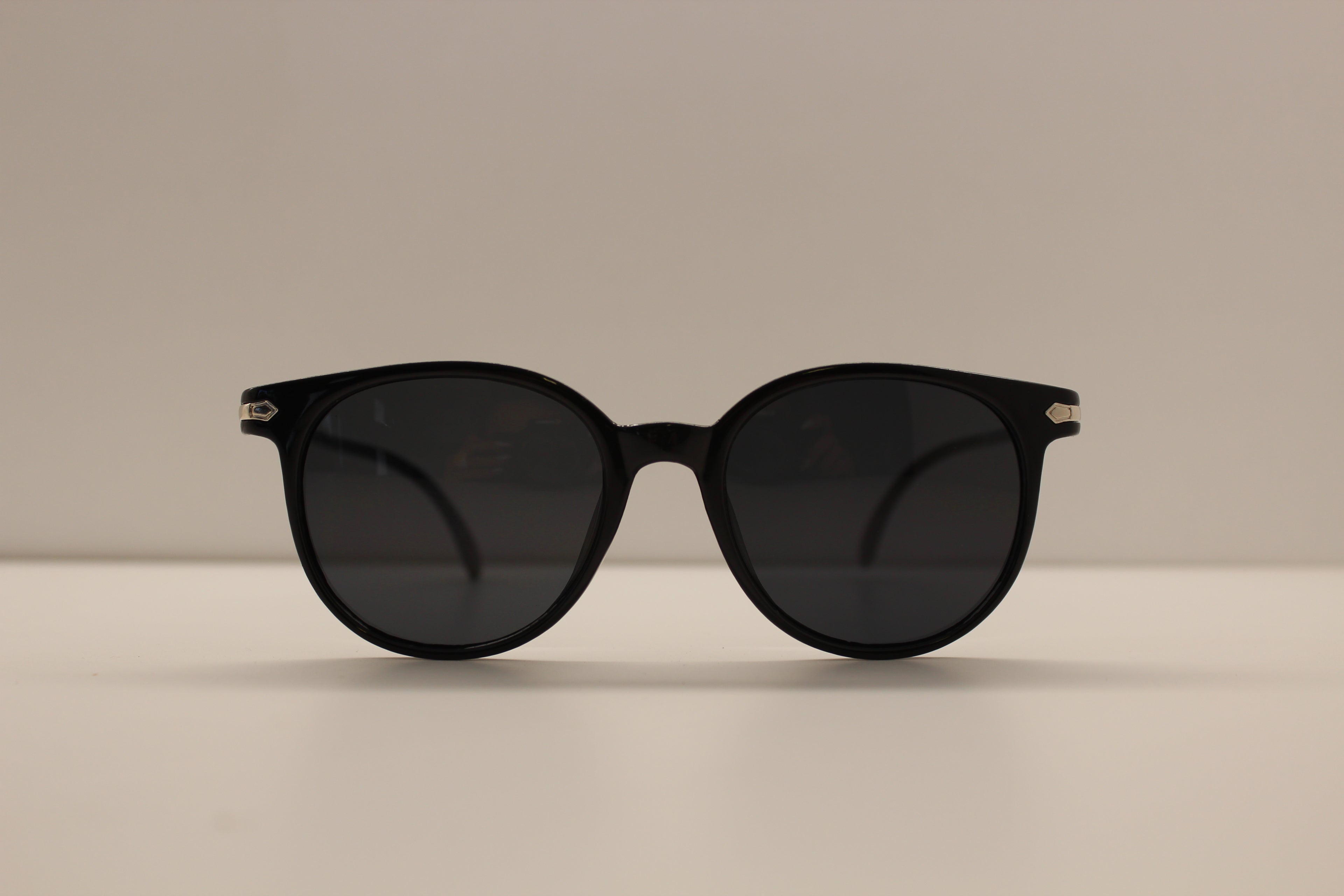 Sunglasses - with pouch & mini microfibre cleaning cloth